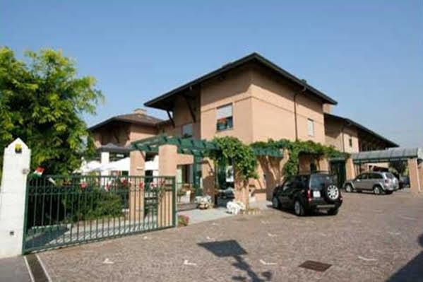 Hotel Da Mariuccia Robecchetto con Induno Exterior foto
